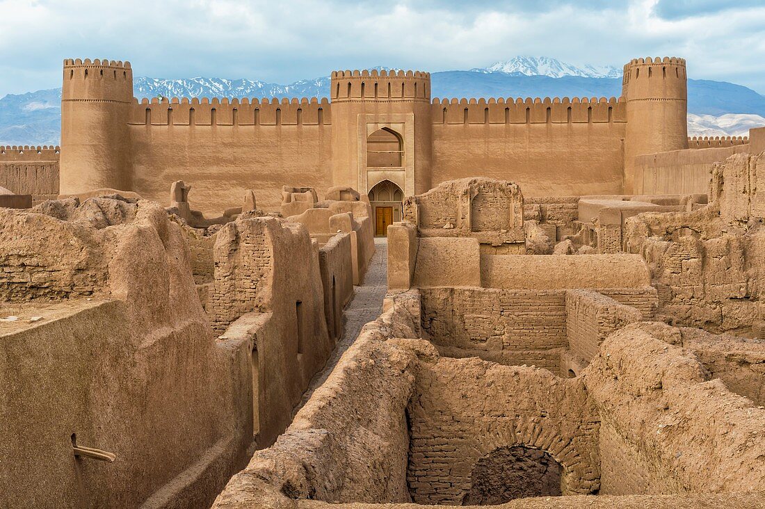 Ruinen, Türme und Mauern der Zitadelle von Rayen, größtes Lehmbauwerk der Welt, Provinz Kerman, Iran