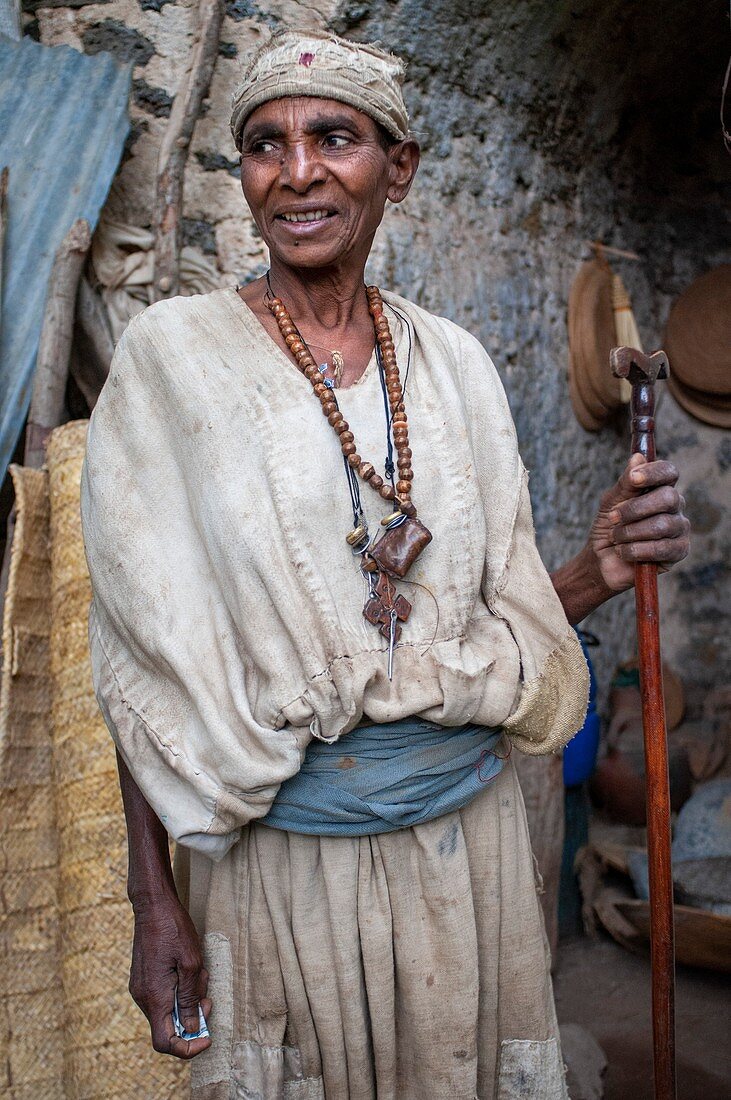 Debre-Sina-Beta-Maryam-Kirche, Tana-See, Bahir Dar, Äthiopien. Eine Nonne posiert majestätisch mit seinem Kreuz an der Tür des Birgida-Maryam-Klosters auf einer der Inseln des Tana-Sees. Der Tana-See, der größte See Äthiopiens, ist die Quelle des Blauen Nils, von wo aus er seine lange Reise nach Khartum und weiter ins Mittelmeer beginnt.