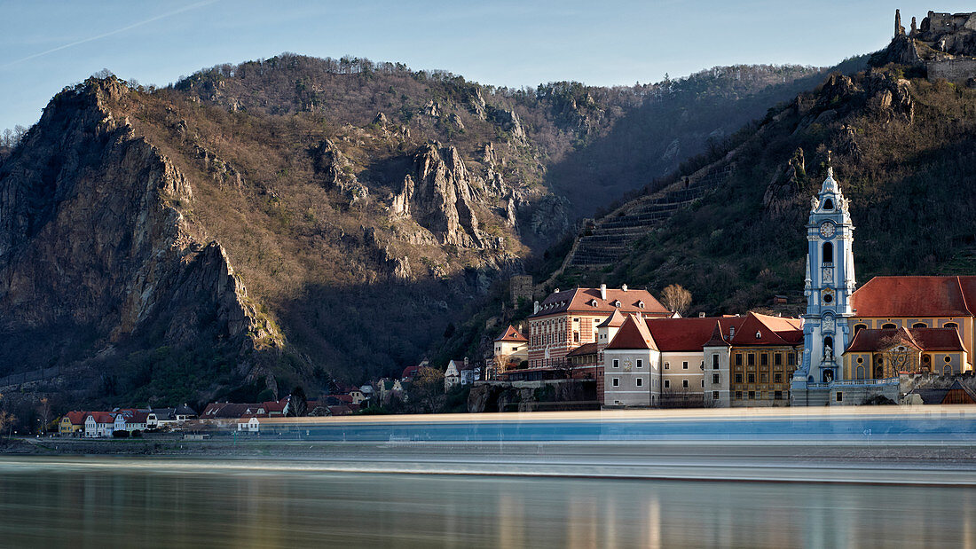 Blick auf Dürnstein im Morgenlicht, Niederösterreich, Österreich