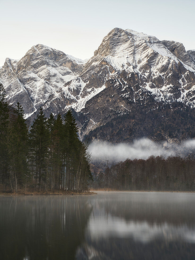 Almsee in Oberösterreich, Blick auf die Almtaler Sonnenuhr, Österreich