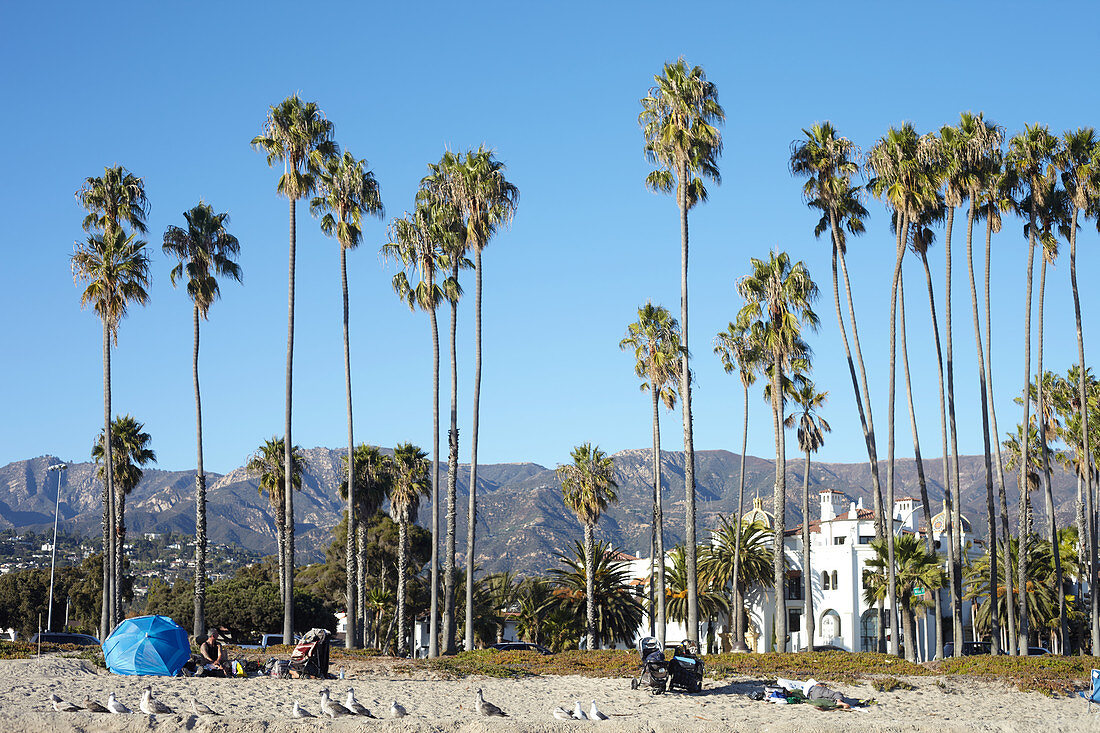 Obdachlose am Strand vor dem Hintergrund der Santa Ynez Mountains in Santa Barbara, Kalifornien, USA.