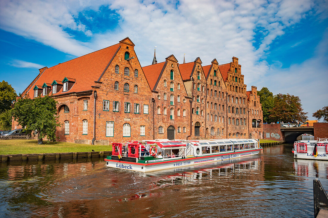 Salzspeicher am Trave-Ufer in Lübeck, Schleswig-Holstein, Deutschland