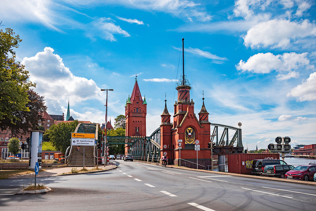 Hubbrücke über Elbe-Lübeck-Kanal in Lübeck, Schleswig-Holstein, Deutschland