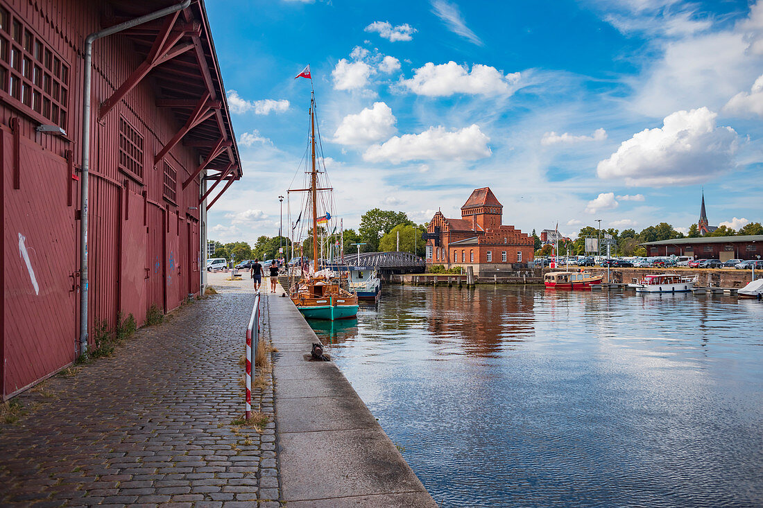 Trave Fluss und Drehbrücke am Hansekai in Lübeck, Schleswig-Holstein, Deutschland