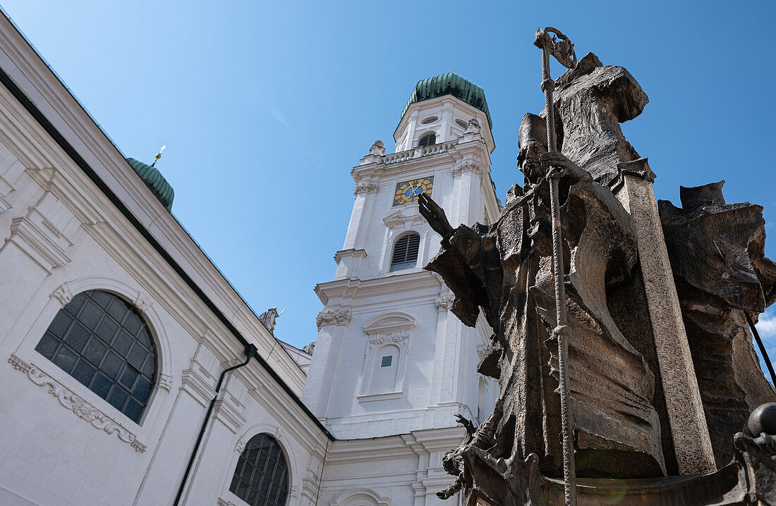 View of the church towers of St. Stephen's Cathedral, in the foreground St. Valentin at the Patronatsbrunnen, Passau, Lower Bavaria, Bavaria, Germany, Europe