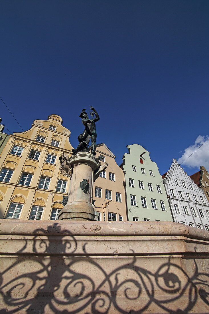 Merkurbrunnen und alte Fassaden an der Maximiliansstrasse, Augsburg, Schwaben, Bayern, Deutschland