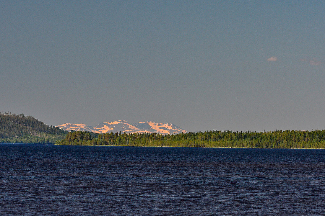 Berge mit Schnee und ein großer See, bei Lövasen, Norrbottens Län, Schweden