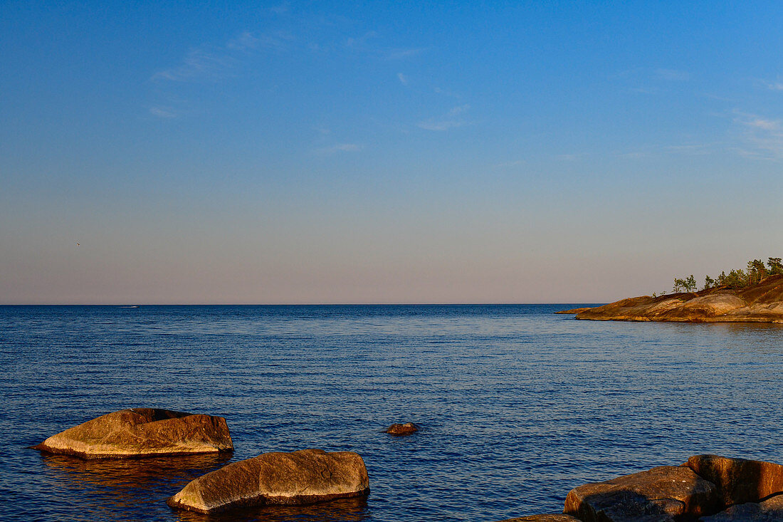 Felsen am Ufer der Ostsee im Abendlicht, Klampenborg, Västernorrland, Schweden
