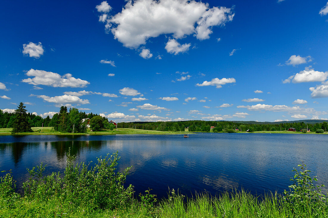 Ein herrlicher Sommertag an einem See in Schweden, bei Järvsö, Västernorrland, Schweden