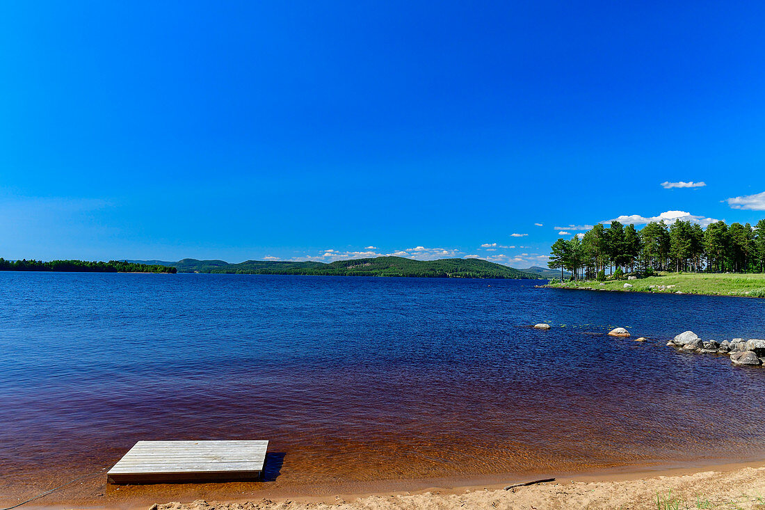 Badeplattform am See Orsjön, Tomterna, Västernorrland, Schweden