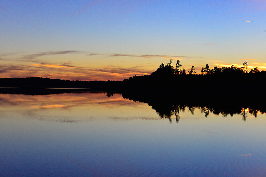 Dramatische Abendstimmung an einem See mit Spiegelung der Wolken, Bolmsjön, Halland, Schweden