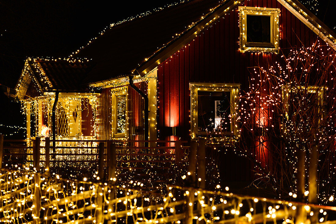 Weihnachtlich dekoriertes Haus bei Nacht, Långaryd, Halland, Schweden