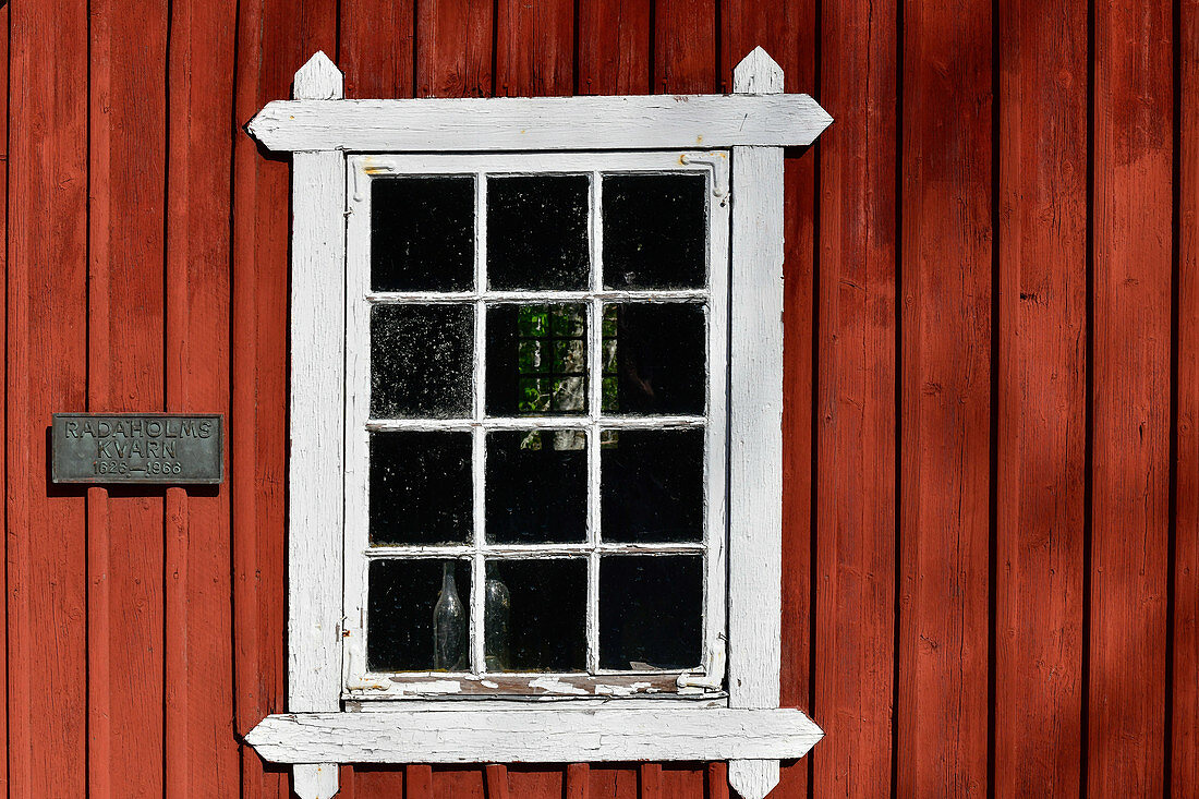 Ein Fenster in einem roten Schwedenhaus, Radaholmskvarn, Stengårdshult, Schweden