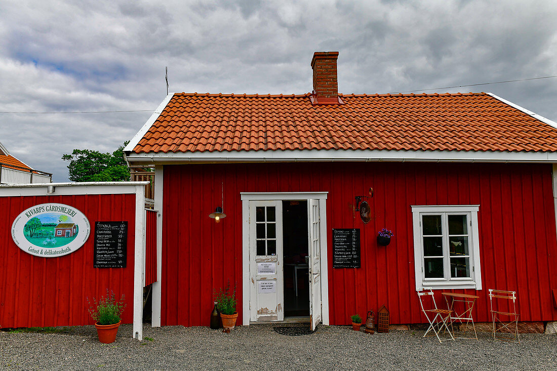 Eine kleine Meierei mit Café und Käserverkauf in Kivarp, Schweden