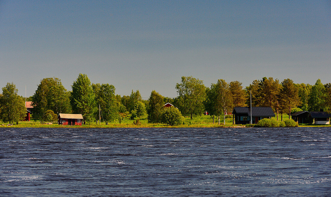 Sommerhütten und Wälder in Finnland, Torneälv, bei Haparanda, Norrbottens Län, Schweden