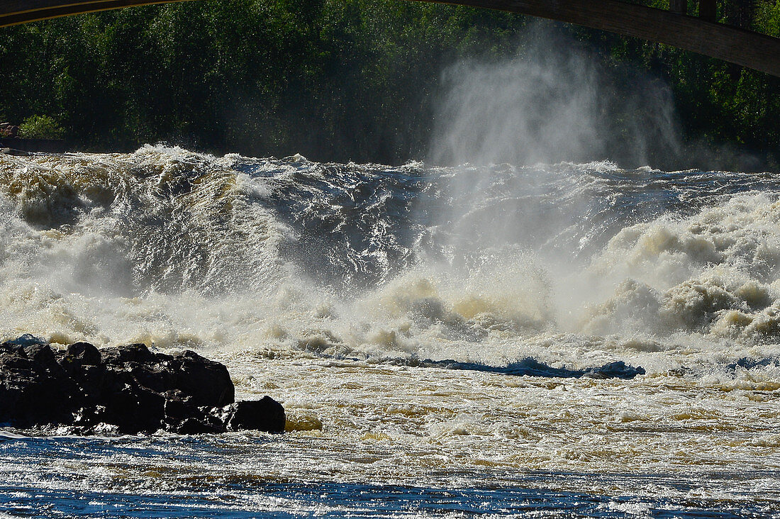 Wasserfall mit Gischt am Fluss Kalixälv, Jockfall, Norrbottens Län, Schweden