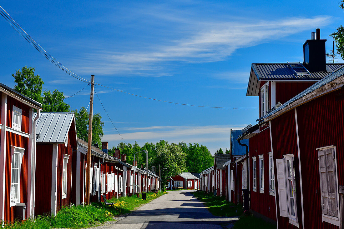 Eine Strasse mit traditionellen Holzhäusern in Gammelstad, Luleå, Norrbottens Län, Schweden