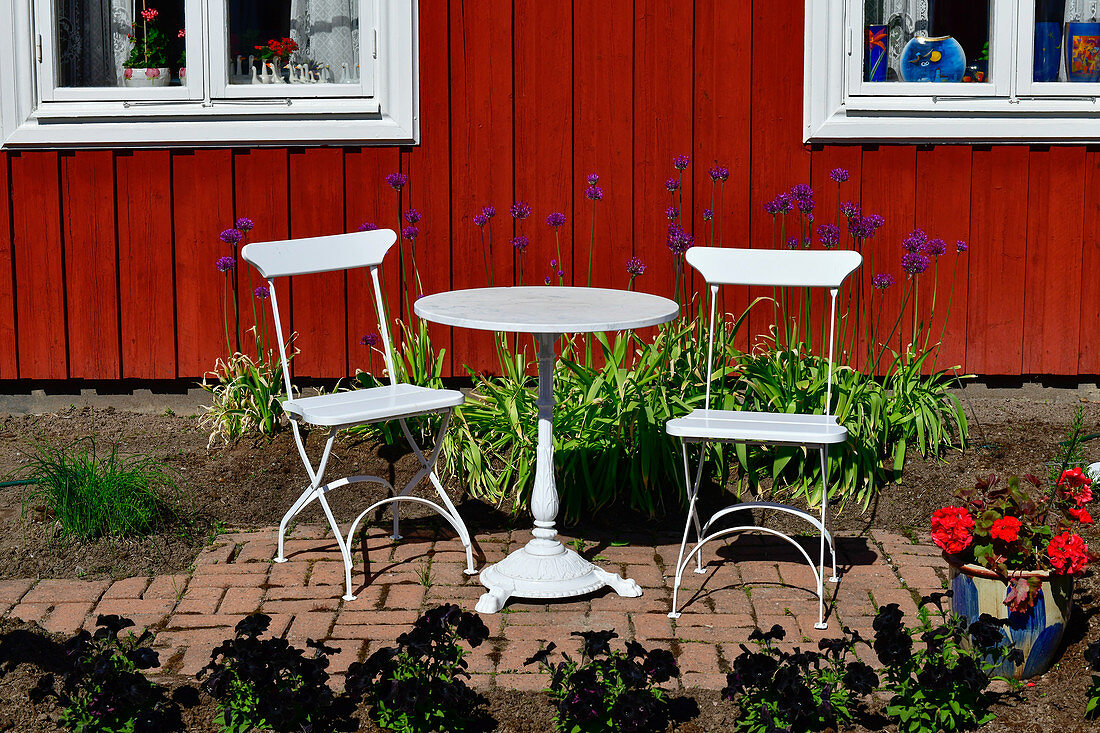 Tisch und Stühle in einem Vorgarten in Gammelstad, Luleå, Norrbottens Län, Schweden