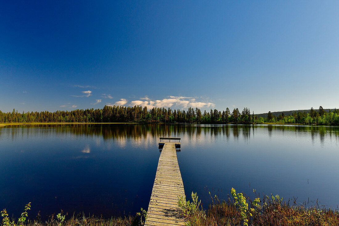 Ein langer Badesteg führt in einen See, Skaulo, Norrbottens Län, Schweden