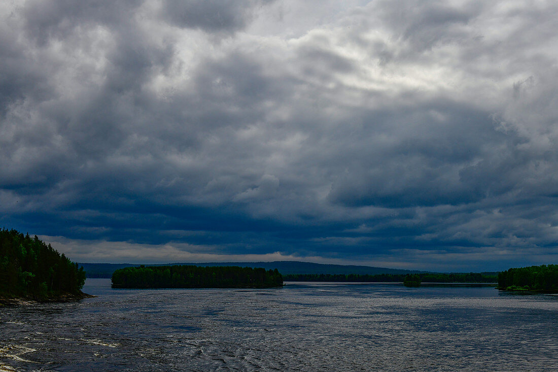 Düstere Wolken über einem großen See bei Morjärv, Norrbottens Län, Schweden