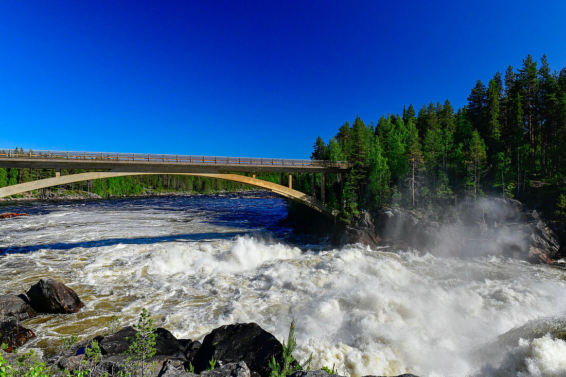 Tosender Jockfall am Fluss Kalixälv, Brücke und Wald, Norrbottens Län, Schweden