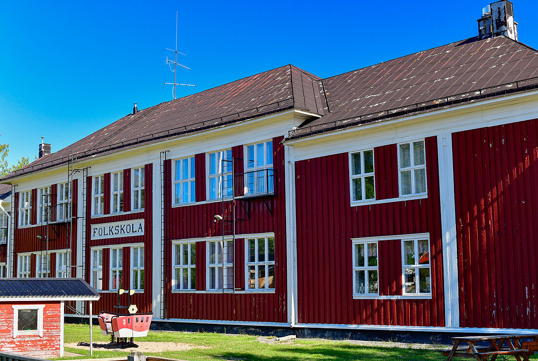 Die alte Volksschule in Seskarö, Norrbottens Län, Schweden