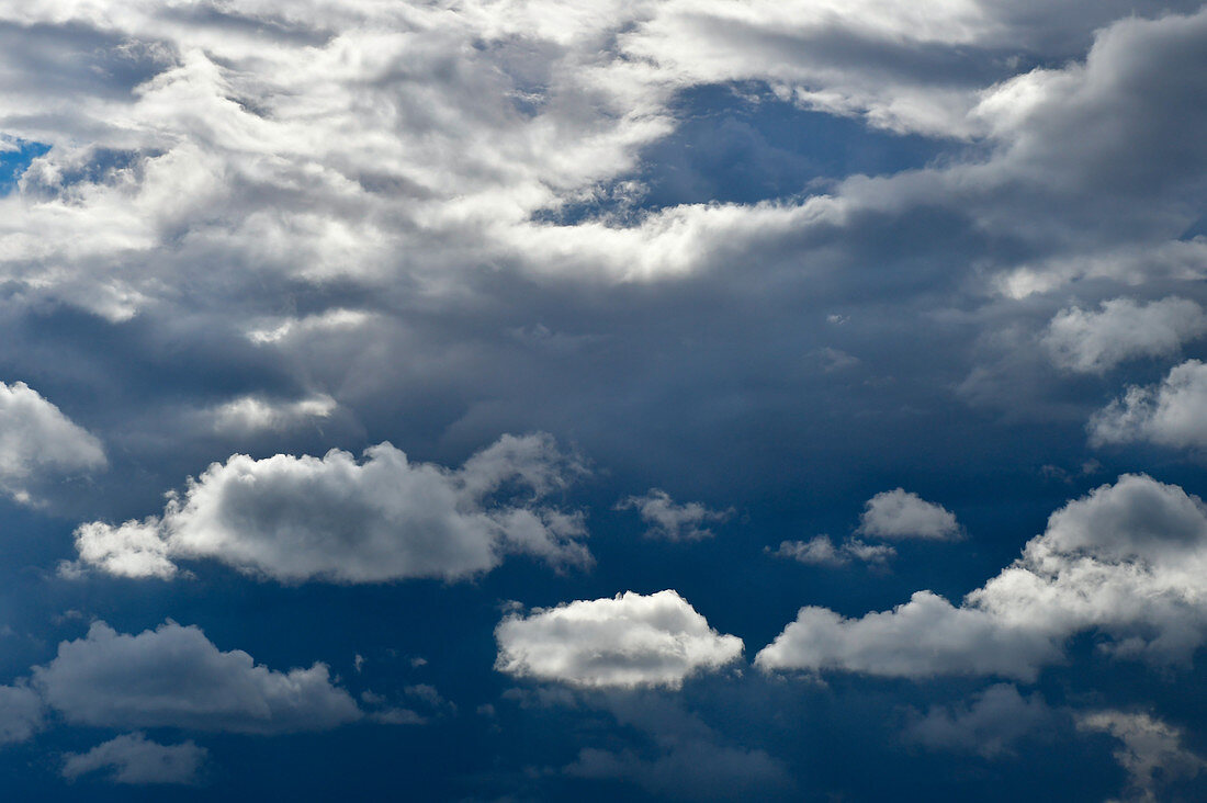 Dramatische Wolkenformation vor dem Gewitter, Sävsjö, Jönköpings Län, Schweden