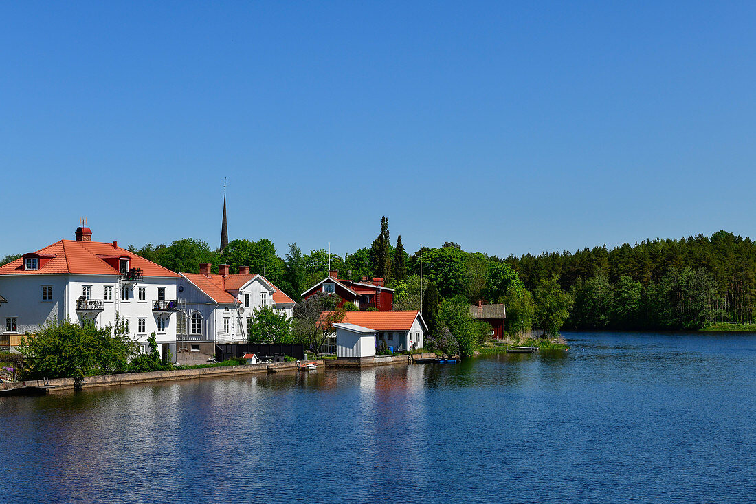 Eine idyllische Kleinstadt am See, bei Svårta, Provinz Örebro, Schweden