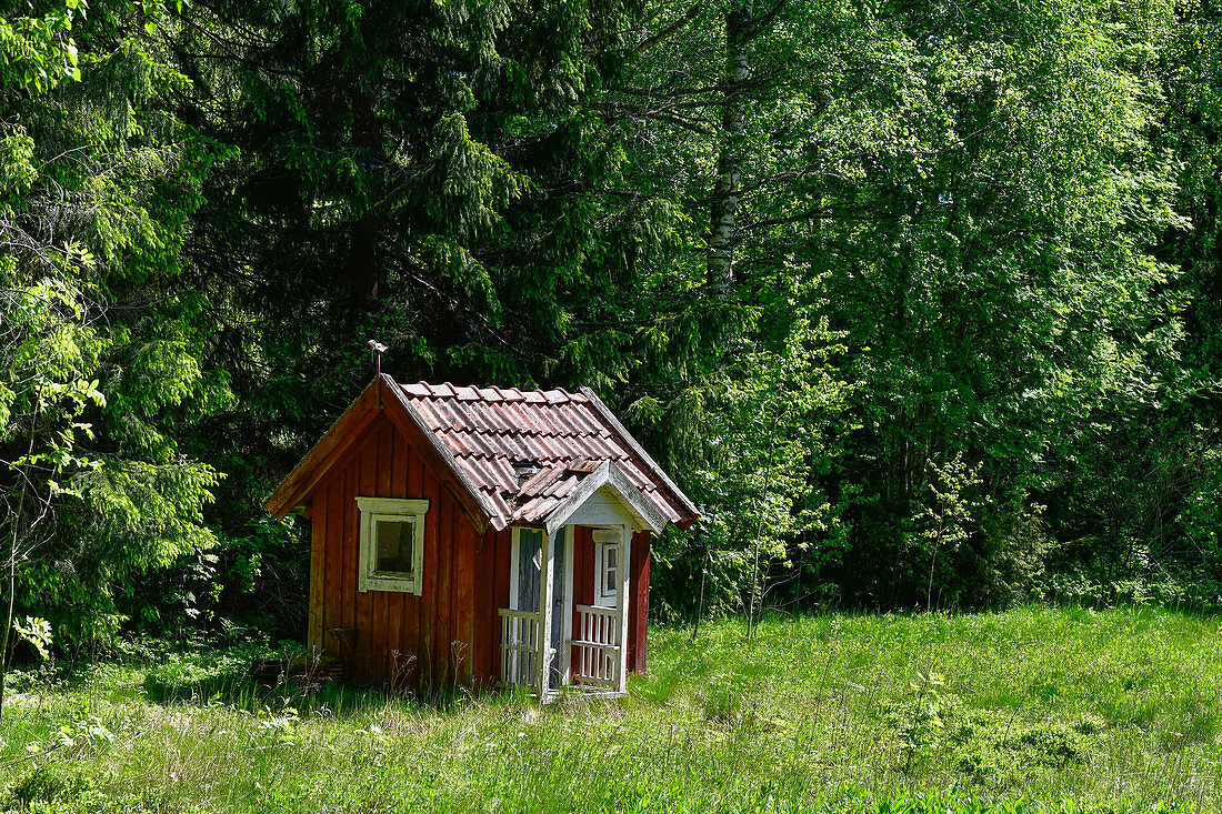 Eine sehr kleine Hütte steht auf einer Lichtung im Wald, bei Garphyttan, Provinz Örebro, Schweden