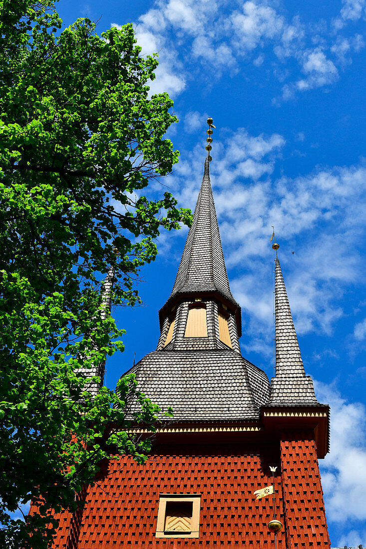 Einer der Türme der historischen Holzkirche in Kopparberg, Provinz Örebro, Schweden