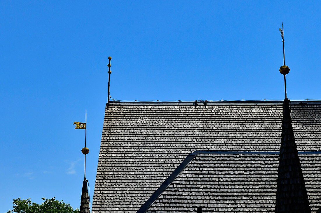 Dach und Türme der historischen Holzkirche in Kopparberg, Provinz Örebro, Schweden