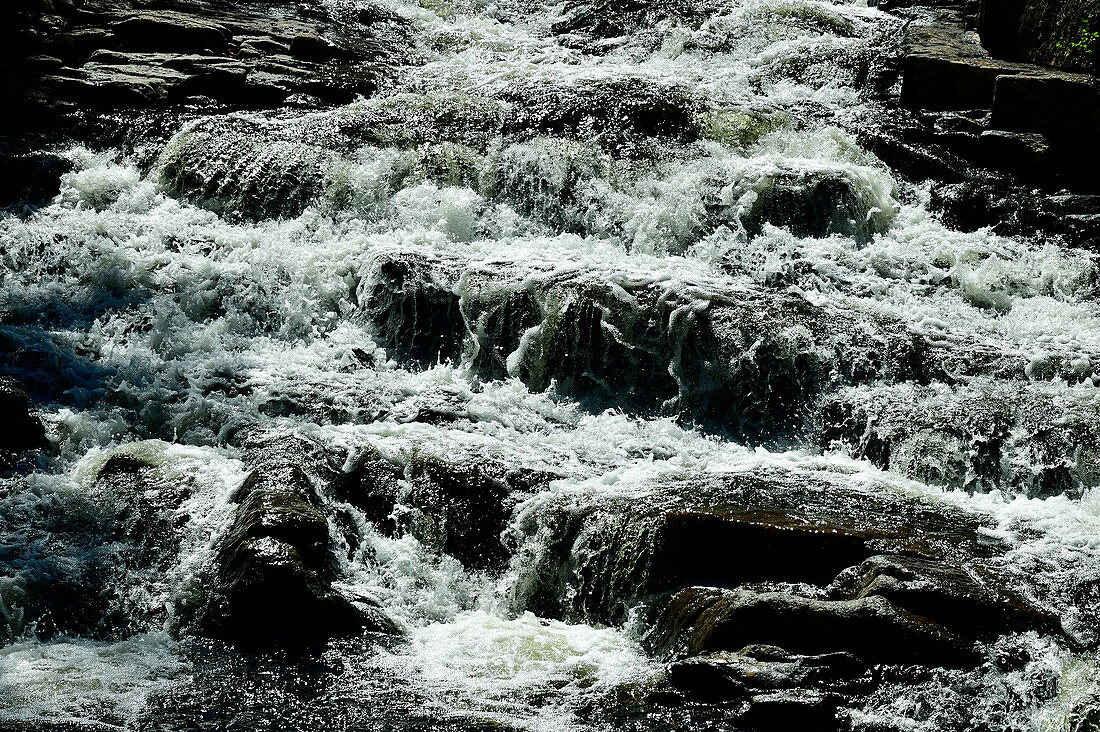 Reißendes Wasser in einer Stromschnelle im Österdalälven, bei Älvdalen, Dalarna, Schweden