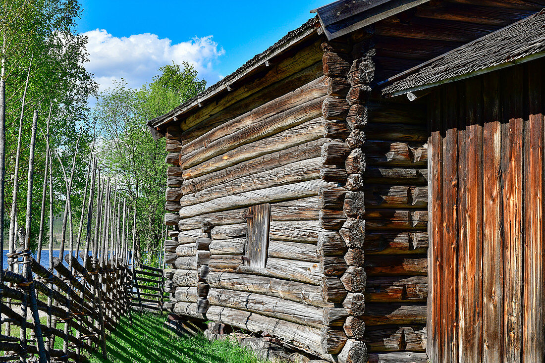 Uralte Holzhütte mit typisch schwedischen Lattenzaun im Museumsdorf in Särna, Provinz Dalarna, Schweden