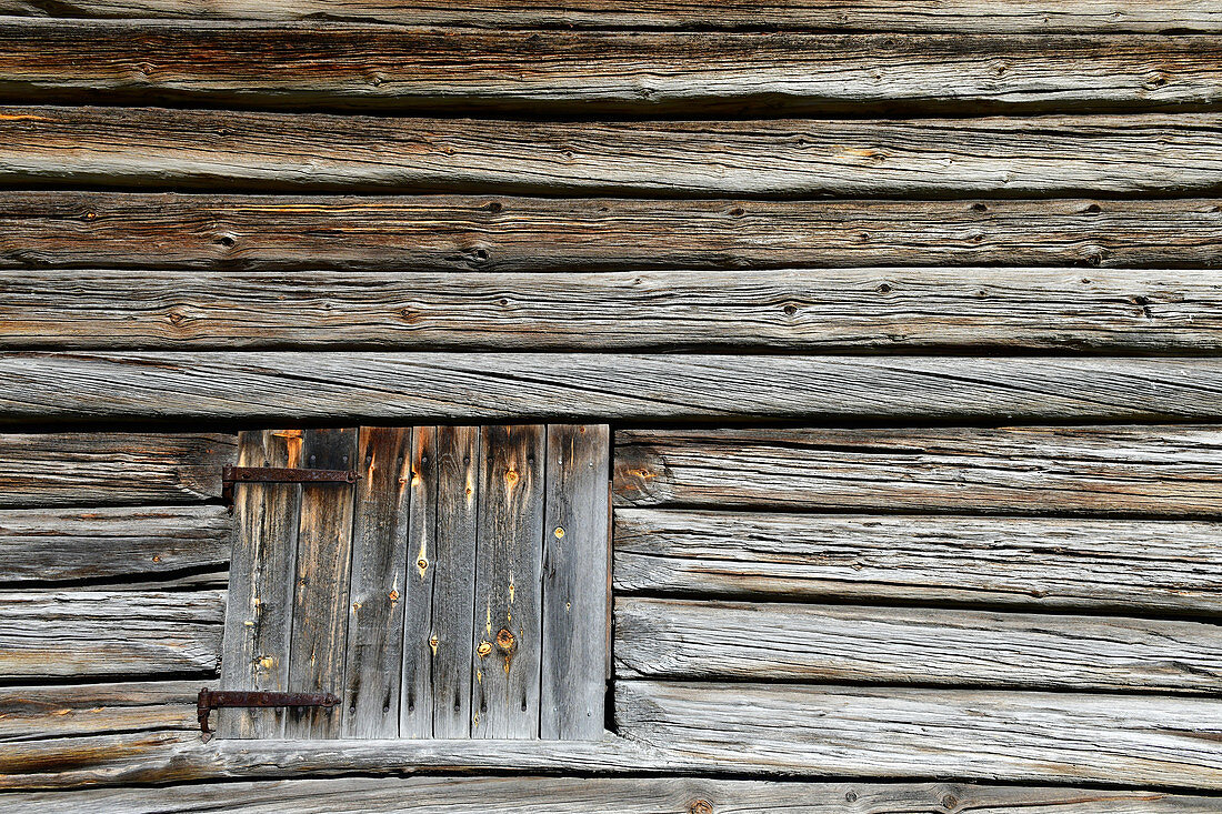 Nahansicht einer historischen Holzhütte mit Fensterlade, Särna, Provinz Dalarna, Schweden