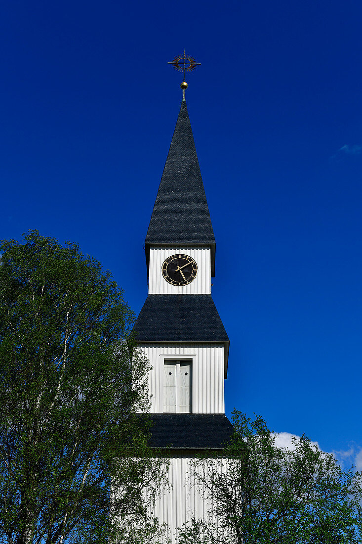 Eine alte, weiße Holzkirche vor tiefblauem Himmel, Särna, Dalarna, Schweden