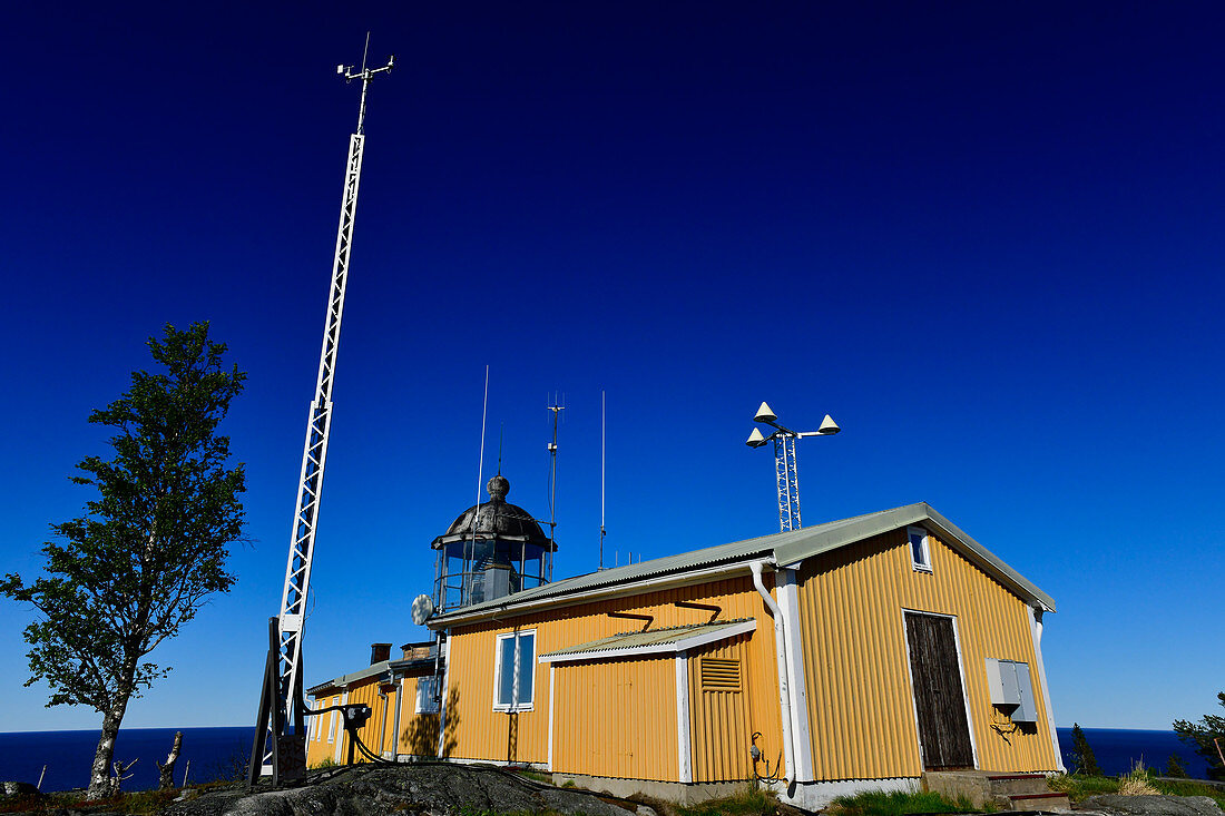 Leuchtturm und Wetterstation vor tiefblauem Himmel, Bjuröklubb, Västerbottens Län, Schweden