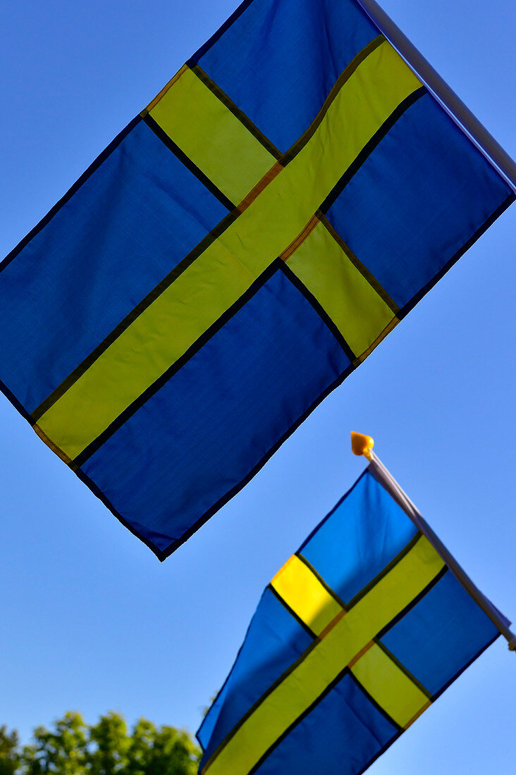 Zwei Schwedenflaggen vor blauem Himmel, Bjuröklubb, Västerbottens Län, Schweden