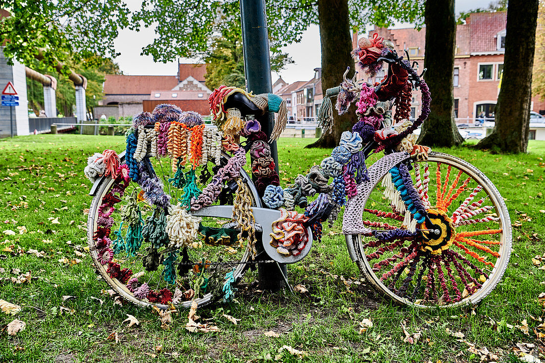 Betuchtes Fahhrad in der Langestraat Quarter, Brügge, Belgien