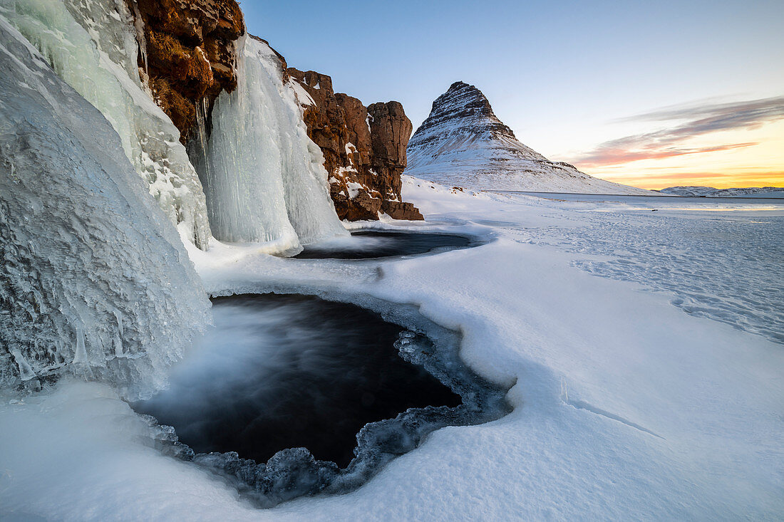 Wasserfall bei Kirkjufell, Grundarfjörður, Halbinsel Snæfellsnes, Region Vesturland, Island, Nordeuropa