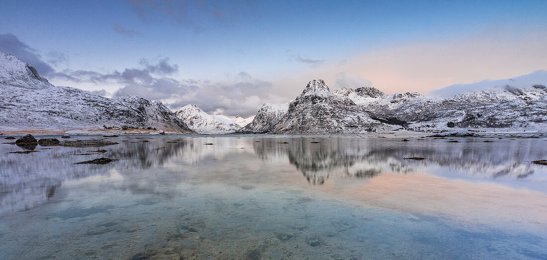 Abenddämmerung in einem Fjord nahe Flakstad, Flakstadoya, Nordland, Lofoten, Norwegen, Nordeuropa