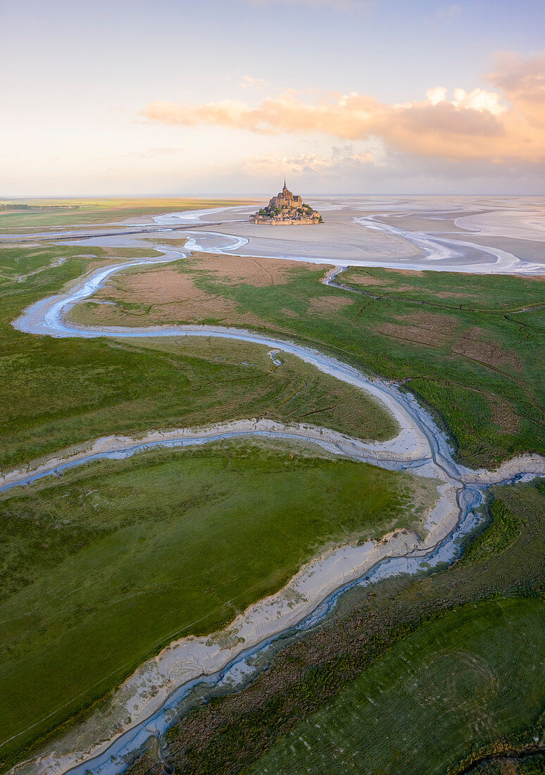 Luftaufnahme von Le Mont Saint Michel im Morgengrauen, Normandie, Manche, Avranches, Pontorson, Frankreich, Westeuropa