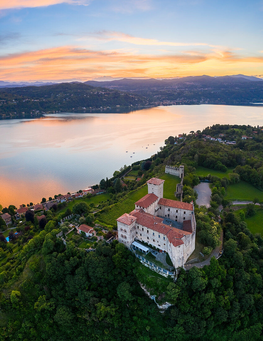 Blick auf die Festung Rocca di Angera bei Sonnenuntergang im Frühling, Angera, Lago Maggiore, Provinz Varese, Lombardei, Italien