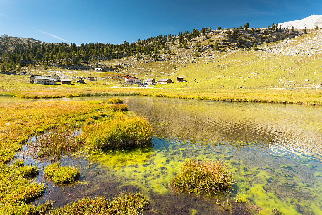 Blick auf die Lavarella-Hütte umgeben von der wilden Natur des Naturparks Fanes-Sennes-Prags, Provinz Bozen, Südtirol, Trentino-Südtirol, Italien