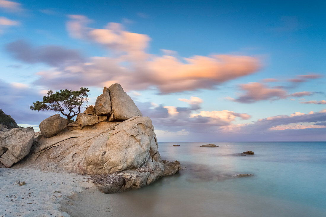 Felsen am Strand von Santa Giusta, nahe dem berühmten Scoglio di Peppino, Costa Rei, Muravera, Sarrabus-Gerrei, Sardinien, Italien, Europa