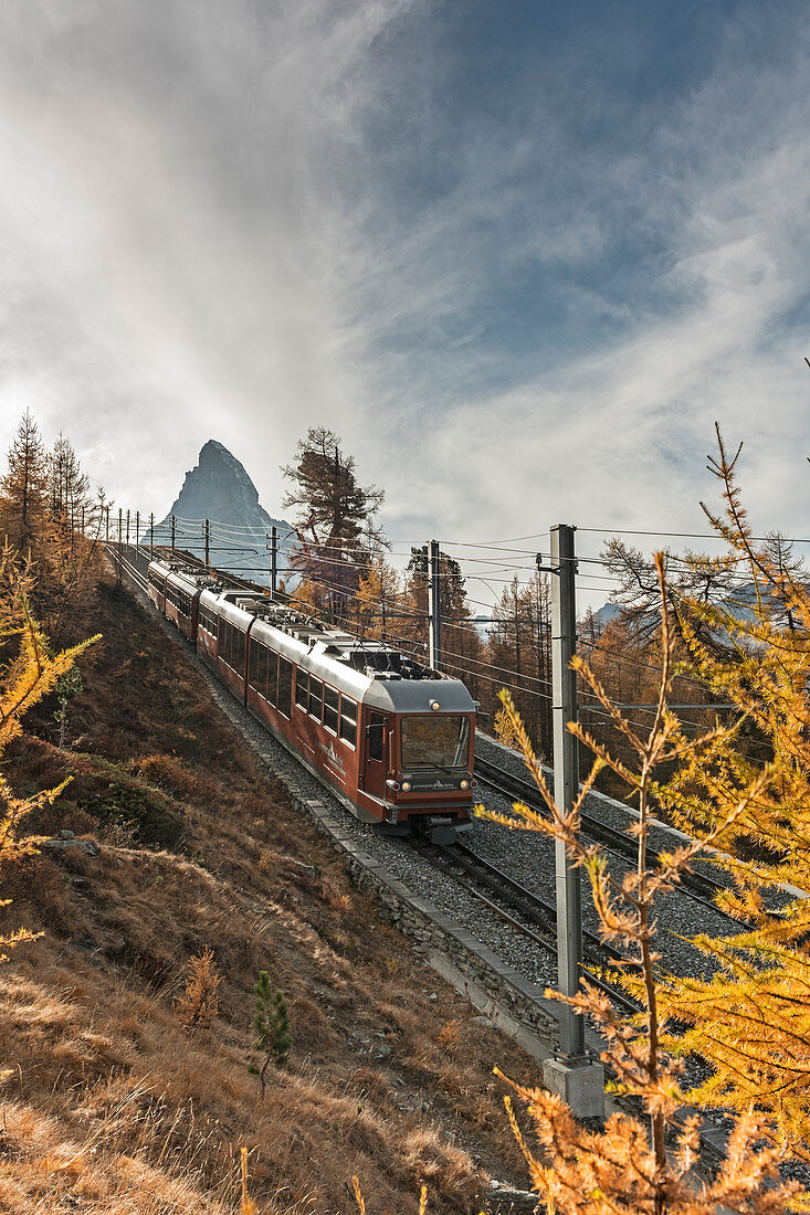 Die Schweizer Bahn fährt auf einer Strecke mit dem Matterhorn im Hintergrund, Gornergrat, Kanton Wallis, Schweiz, Europa