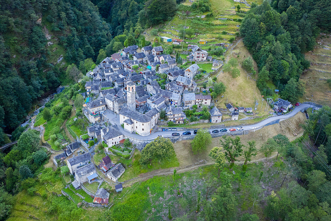 Blick auf die Stadt Corippo, die bevölkerungsärmste Stadt der ganzen Schweiz, und den Vogorno-See mit Verzasca-Staudamm, Corippo, Valle Verzasca, Kanton Tessin, Schweiz