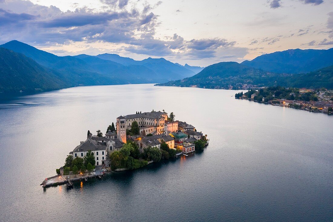 Luftaufnahme von Orta San Giulio und Ortasee zur blauen Stunde vor einem Sturm, Ortasee, Provinz Novara, Piemont, Italien