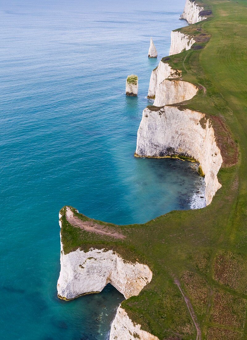 Luftaufnahme bei Sonnenaufgang der Old Harry Rocks, Kreidesäulen in der Nähe von Handfast Point, auf der Isle of Purbeck in Dorset, Jurassic Coast, Südengland