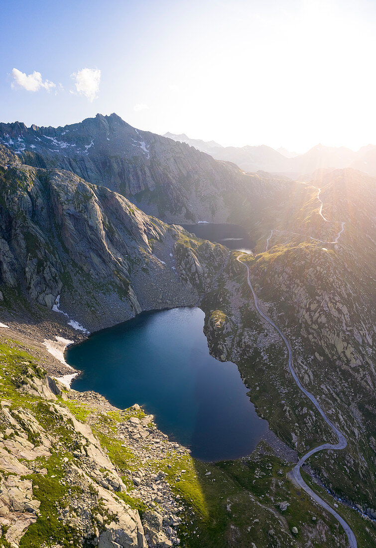 Luftaufnahme der Seen um Naret, insbesondere Lago Superiore und Lago del Sassolo im Lavizzara-Tal bei Sonnenaufgang, Maggia-Tal, Lepontinische Alpen, Kanton Tessin, Schweiz