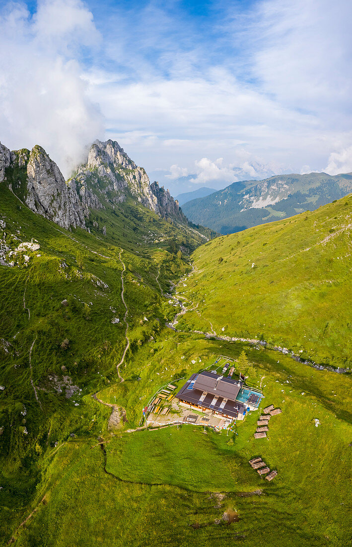 Luftaufnahme von der Rino Olmo-Hütte und dem Valzurio-Tal mit Cima di Bares, Castione della Presolana, Provinz Bergamo, Serio-Tal, Lombardei, Italien